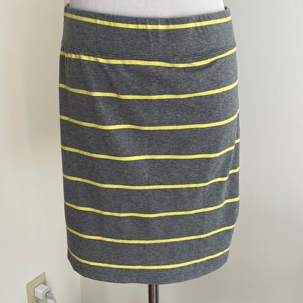 Gray and yellow cotton stretchy miniskirt by route 66 in women’s medium